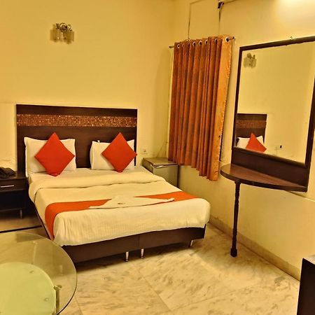Hotel Mandakini Palace Дели Экстерьер фото